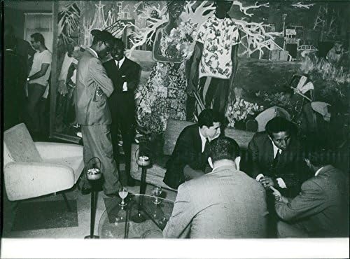 Реколта снимка на Ахмед Бен Бела, выпивающего и беседующего със своите приятели.
